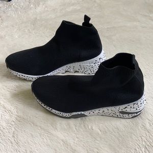 Fashion Nova Sneakers. Size 8